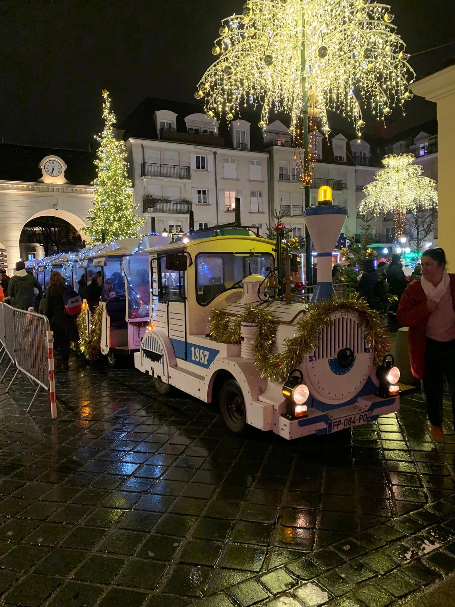 Christmas petit train animation with driver