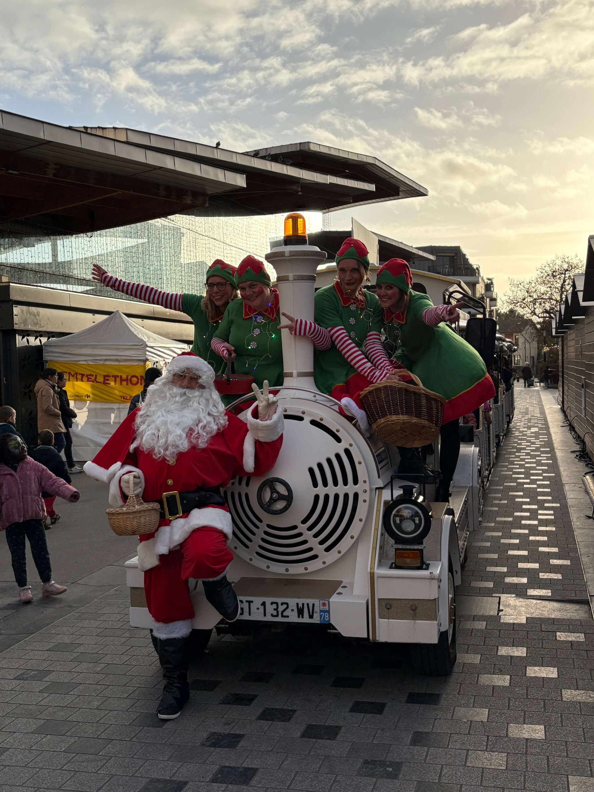 Petit train SFAPA décoré pour les fêtes