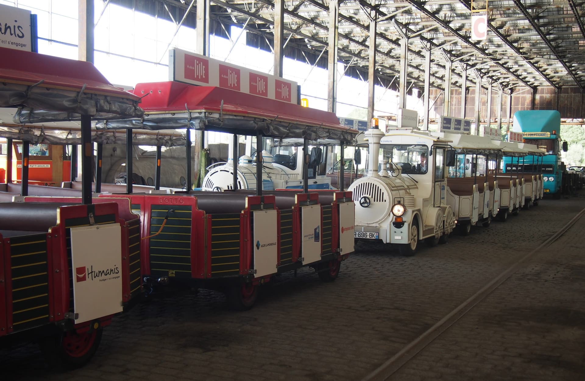 Petit train touristique Lyon Place Bellecour